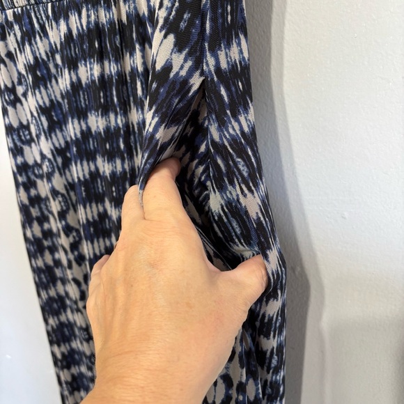 Evereve Navy and White Patterned Midi Dress - Picture 4 of 7